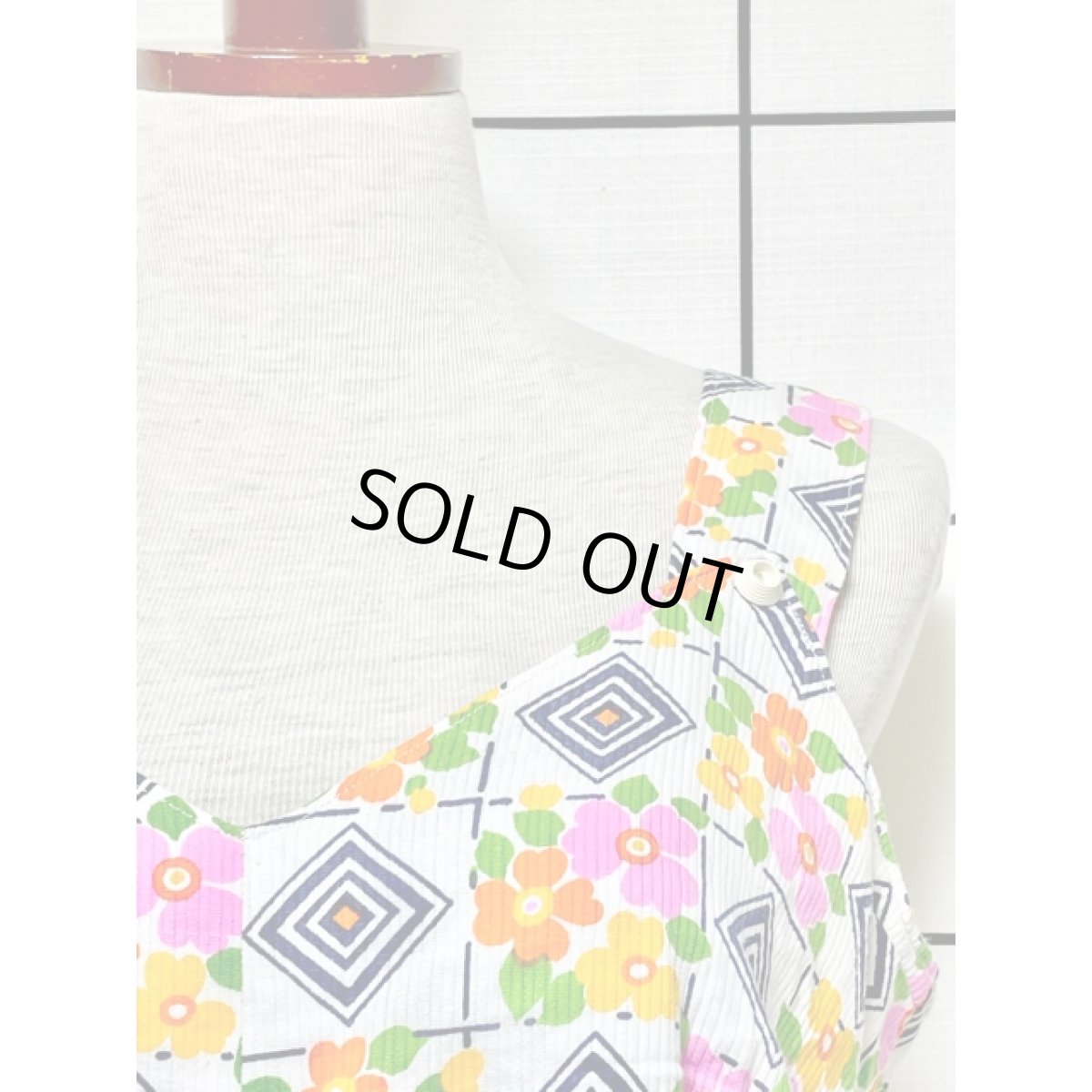 画像8: フランス古着 70's ポップ 花柄 幾何学調 ホワイト ノースリーブ レトロ ヨーロッパ古着 ヴィンテージワンピース (8)