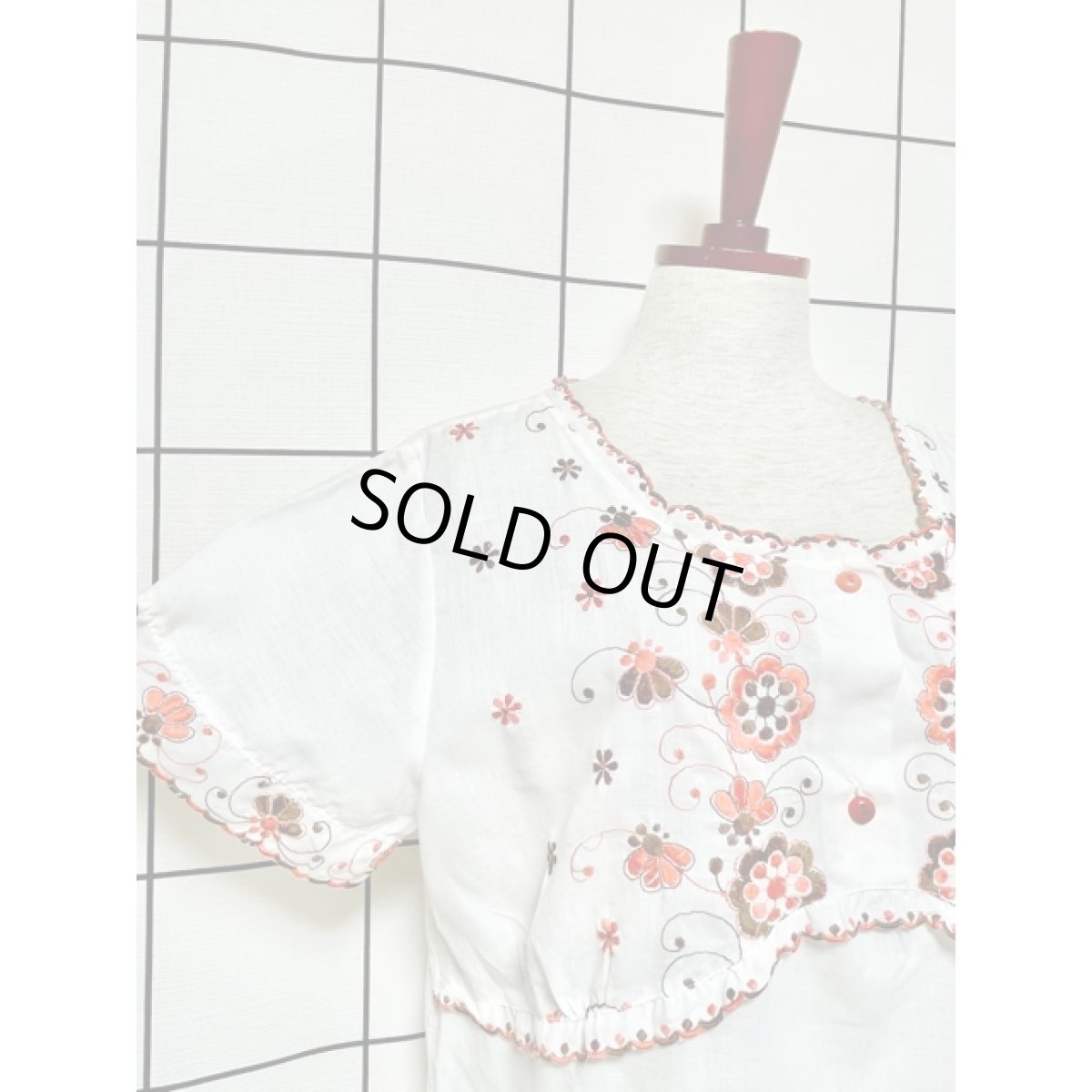 画像4: お花刺繍 ホワイト ふんわり フォークロア 半袖 レトロ ガーリー ヨーロッパ古着 ヴィンテージワンピース【6452】 (4)