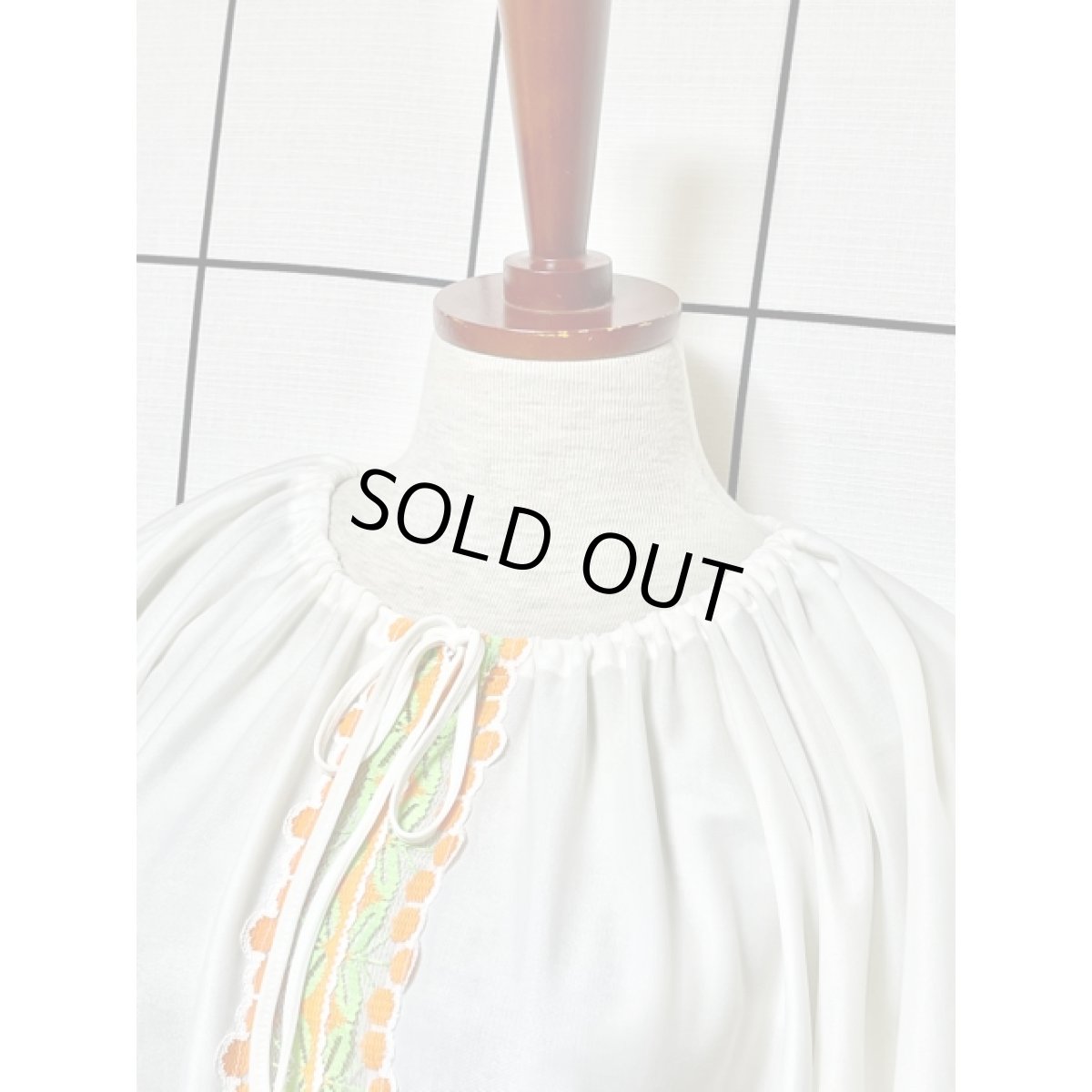 画像7: 透け感のあるレース装飾 首元リボン ホワイト ヨーロッパ古着 ヴィンテージブラウス (7)