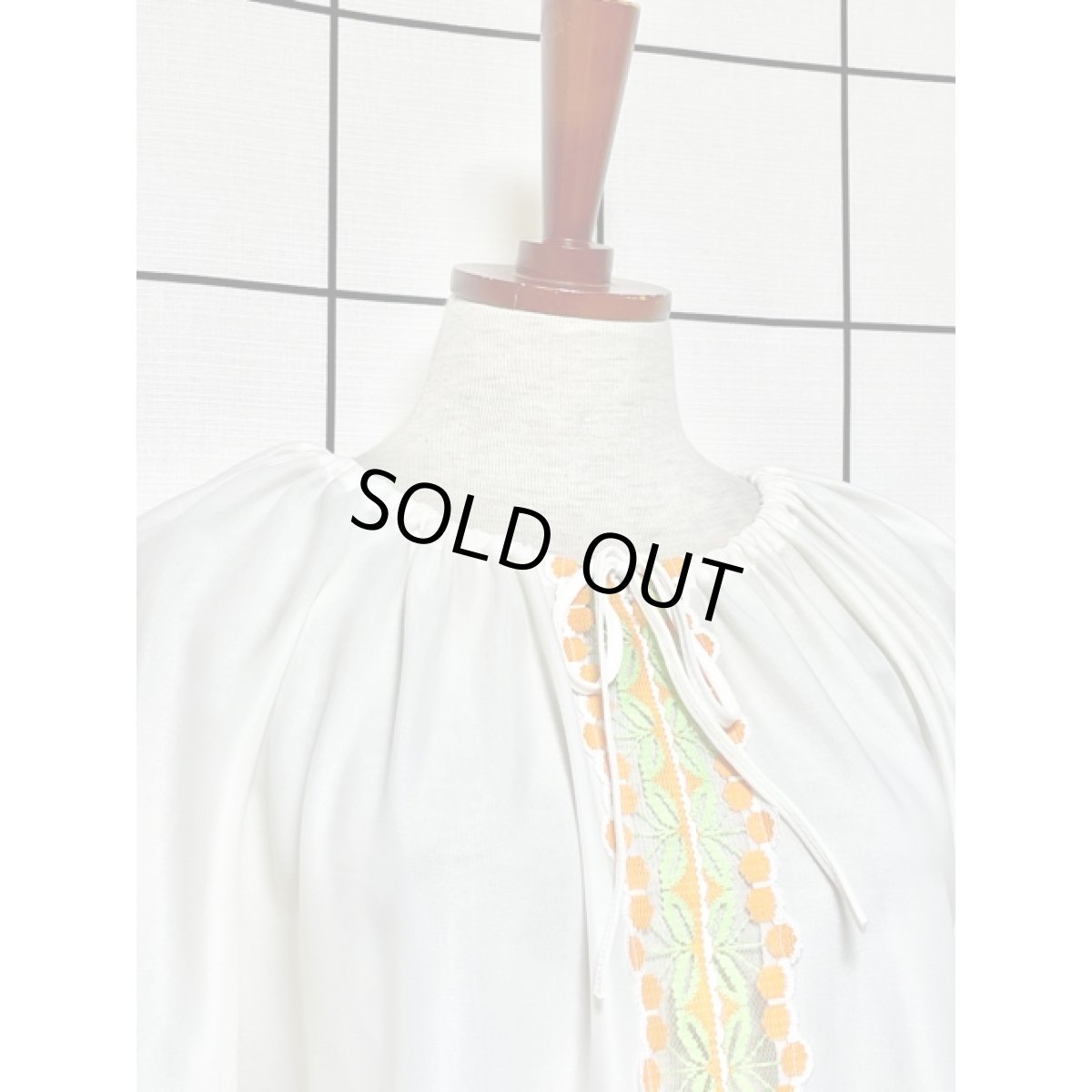 画像3: 透け感のあるレース装飾 首元リボン ホワイト ヨーロッパ古着 ヴィンテージブラウス (3)