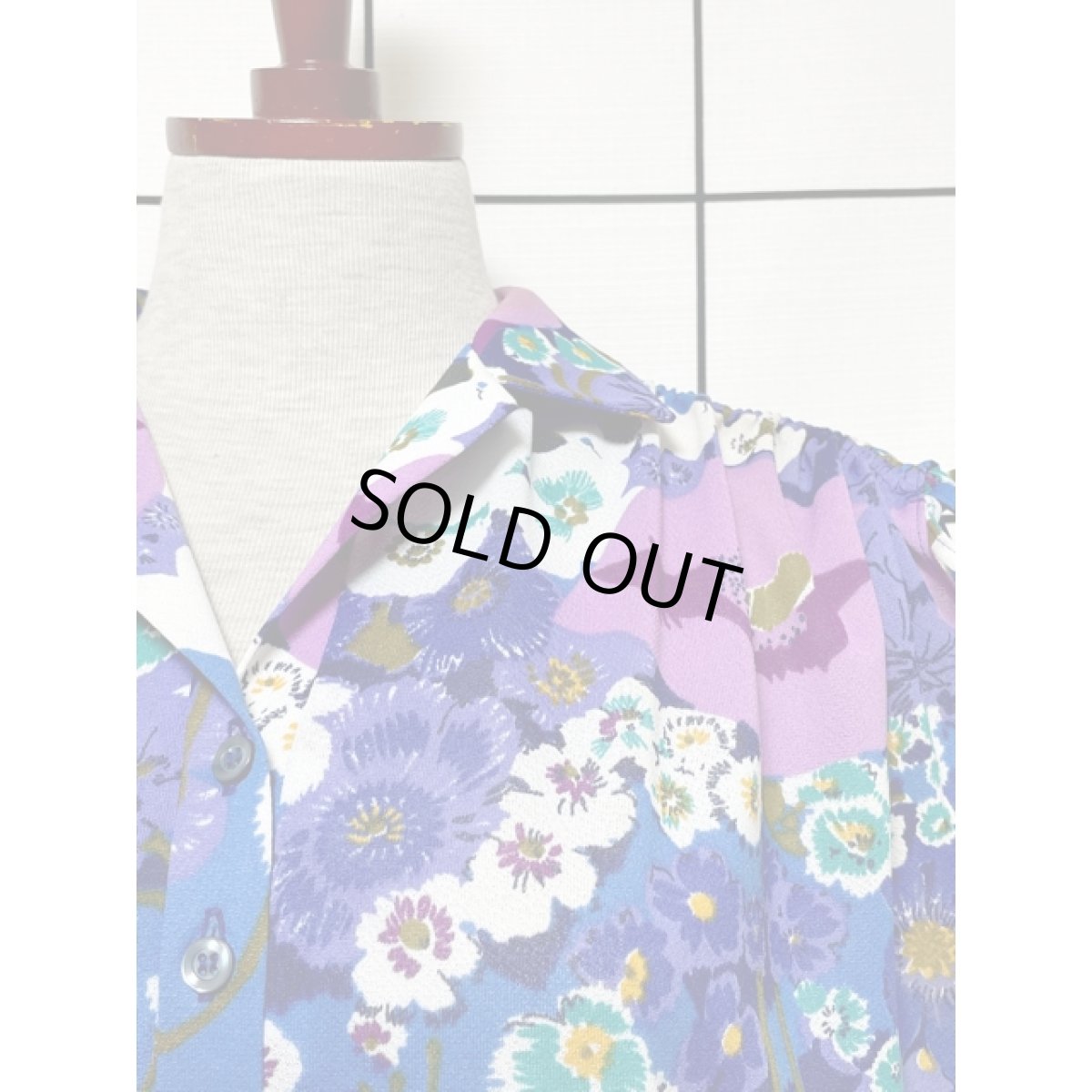 画像8: フランス古着 花柄 フレンチスリーブ ブルー パープル 両肩リボン結び 大人可愛い レトロ ヨーロッパ古着 ヴィンテージワンピース (8)