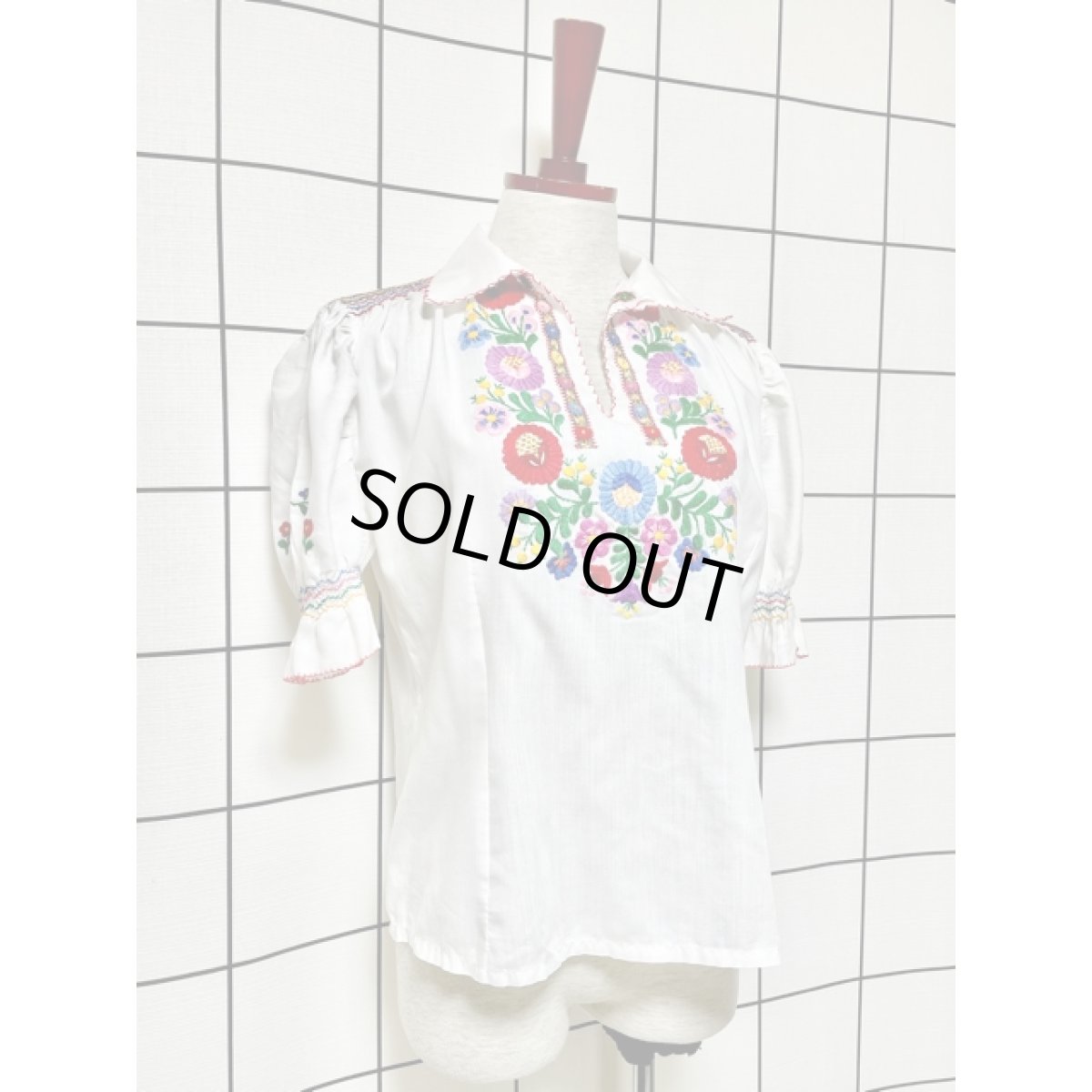 画像7: 花刺繍 ホワイト カラフルステッチ ヨーロッパ古着 半袖 ヴィンテージスモックブラウス (7)