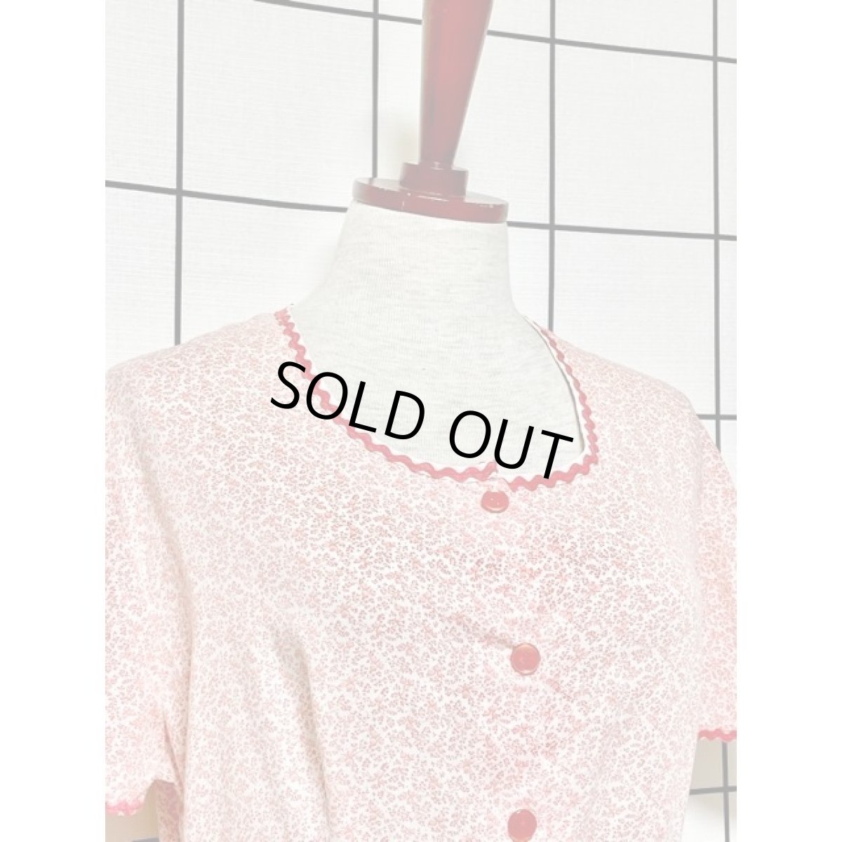 画像3: 小花柄 ナミナミテープ フレア袖 バックウエストリボン レッド ホワイト 半袖 レトロ ヨーロッパ古着 ヴィンテージロングドレス【7919】 (3)