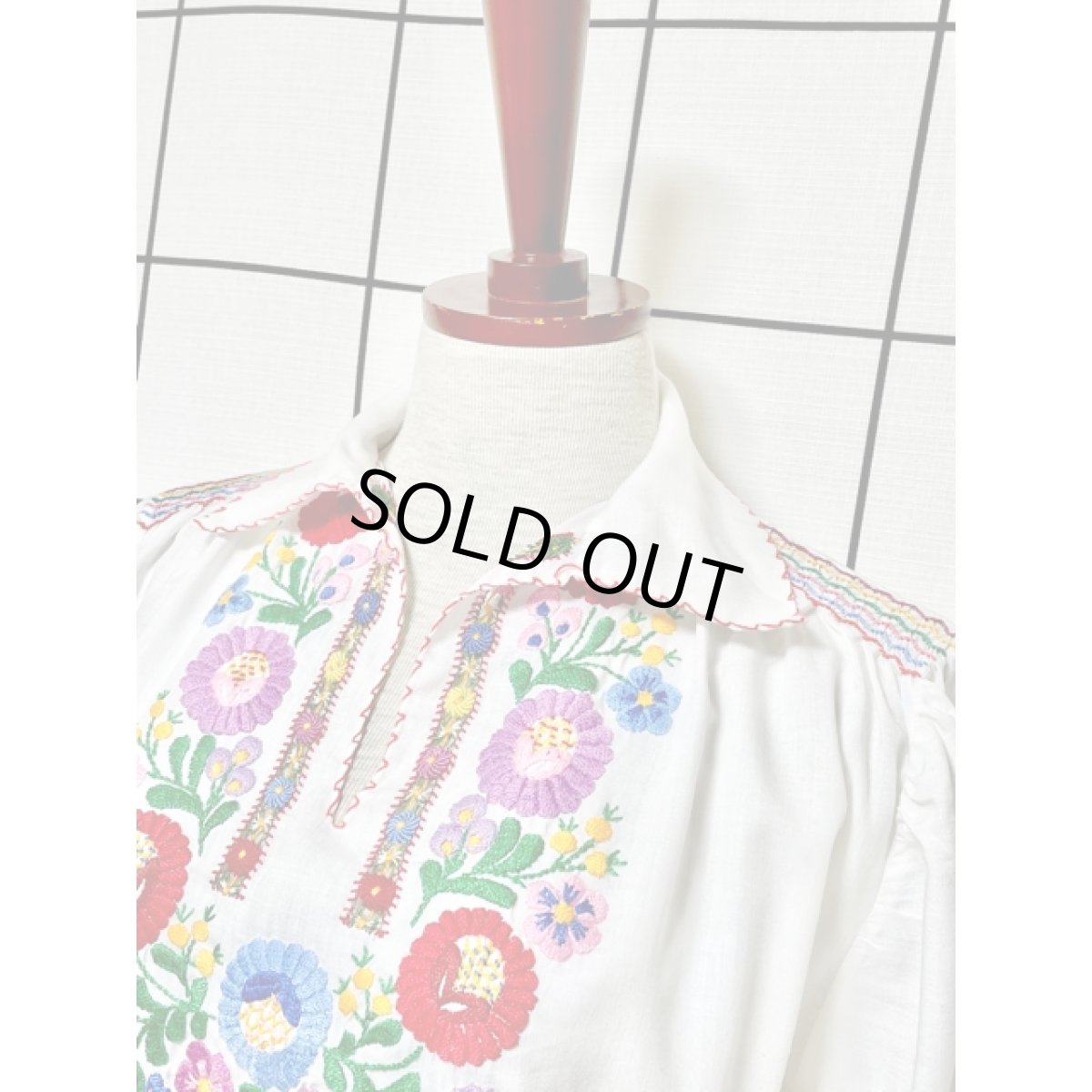 画像8: 花刺繍 ホワイト カラフルステッチ ヨーロッパ古着 半袖 ヴィンテージスモックブラウス (8)