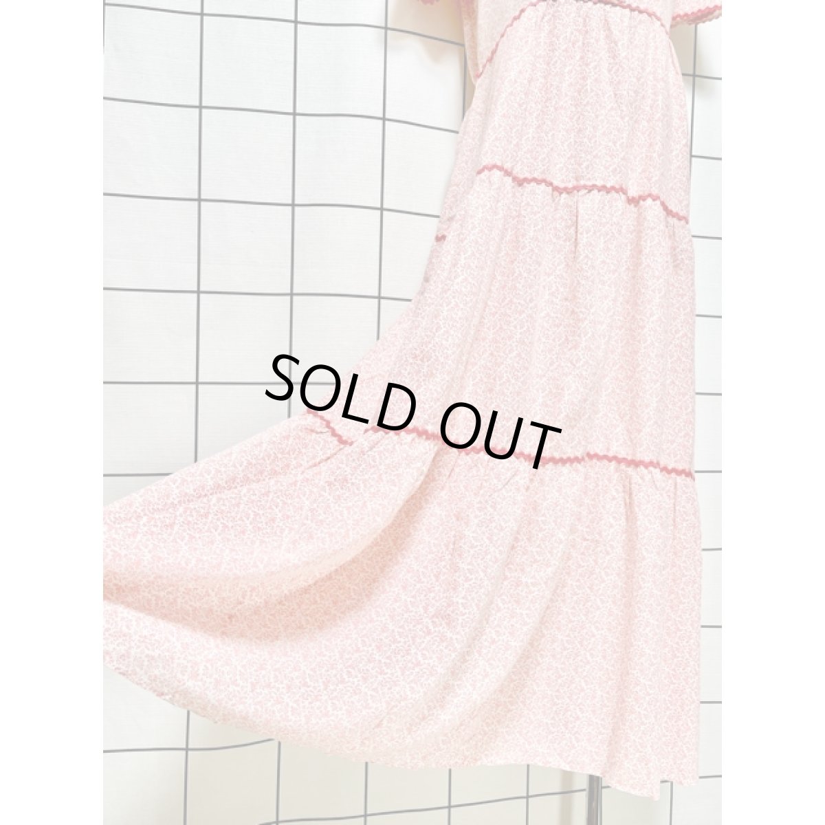 画像12: 小花柄 ナミナミテープ フレア袖 バックウエストリボン レッド ホワイト 半袖 レトロ ヨーロッパ古着 ヴィンテージロングドレス【7919】 (12)