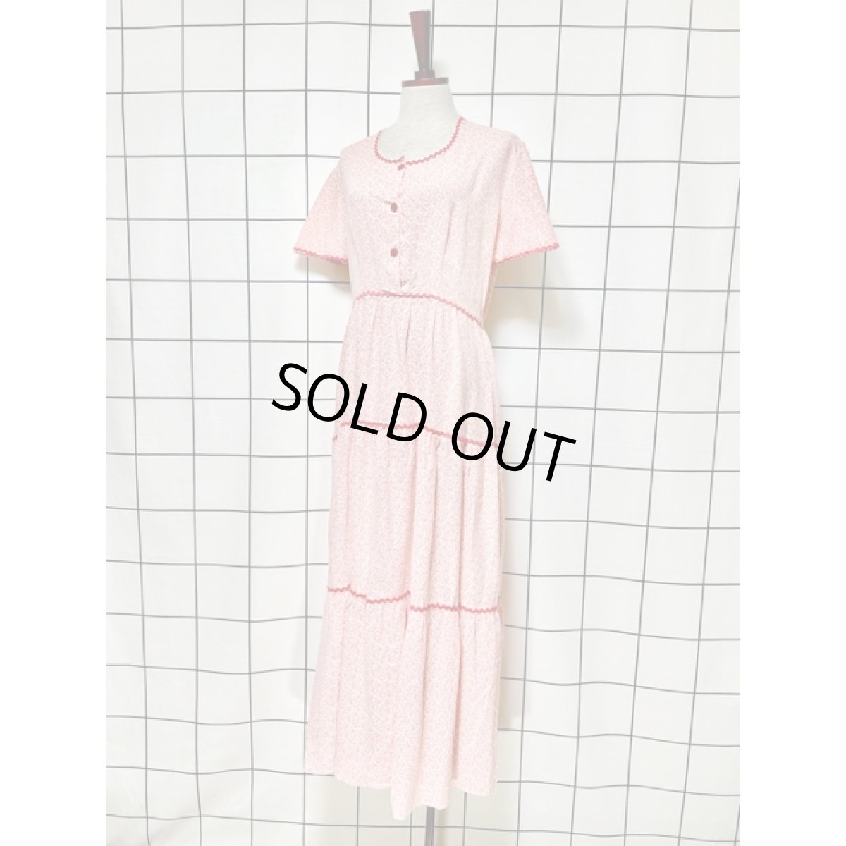 画像2: 小花柄 ナミナミテープ フレア袖 バックウエストリボン レッド ホワイト 半袖 レトロ ヨーロッパ古着 ヴィンテージロングドレス【7919】 (2)