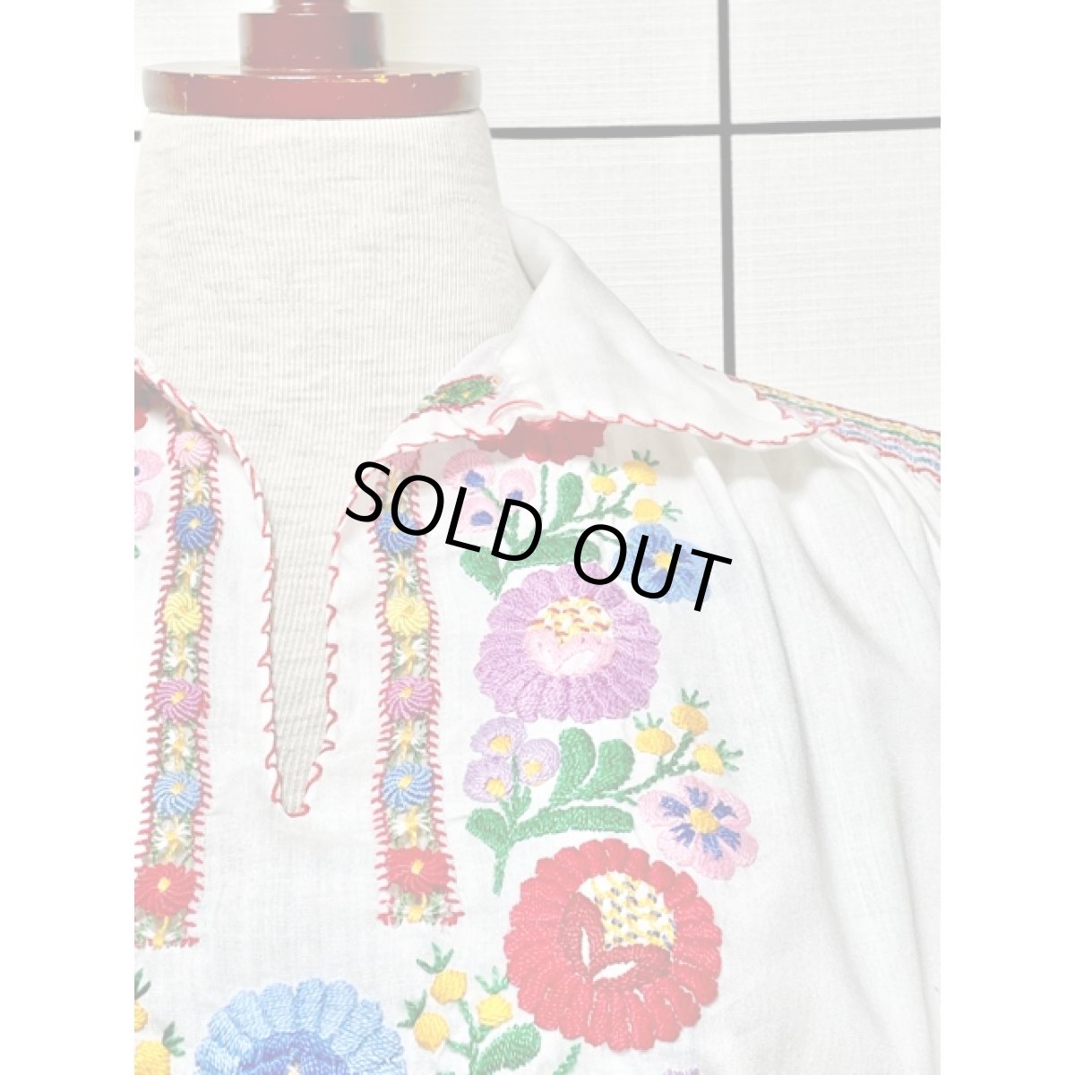 画像9: 花刺繍 ホワイト カラフルステッチ ヨーロッパ古着 半袖 ヴィンテージスモックブラウス (9)