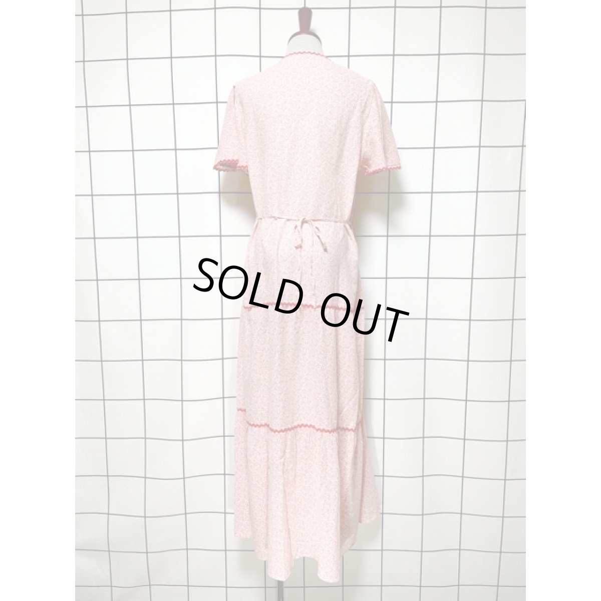 画像5: 小花柄 ナミナミテープ フレア袖 バックウエストリボン レッド ホワイト 半袖 レトロ ヨーロッパ古着 ヴィンテージロングドレス【7919】 (5)