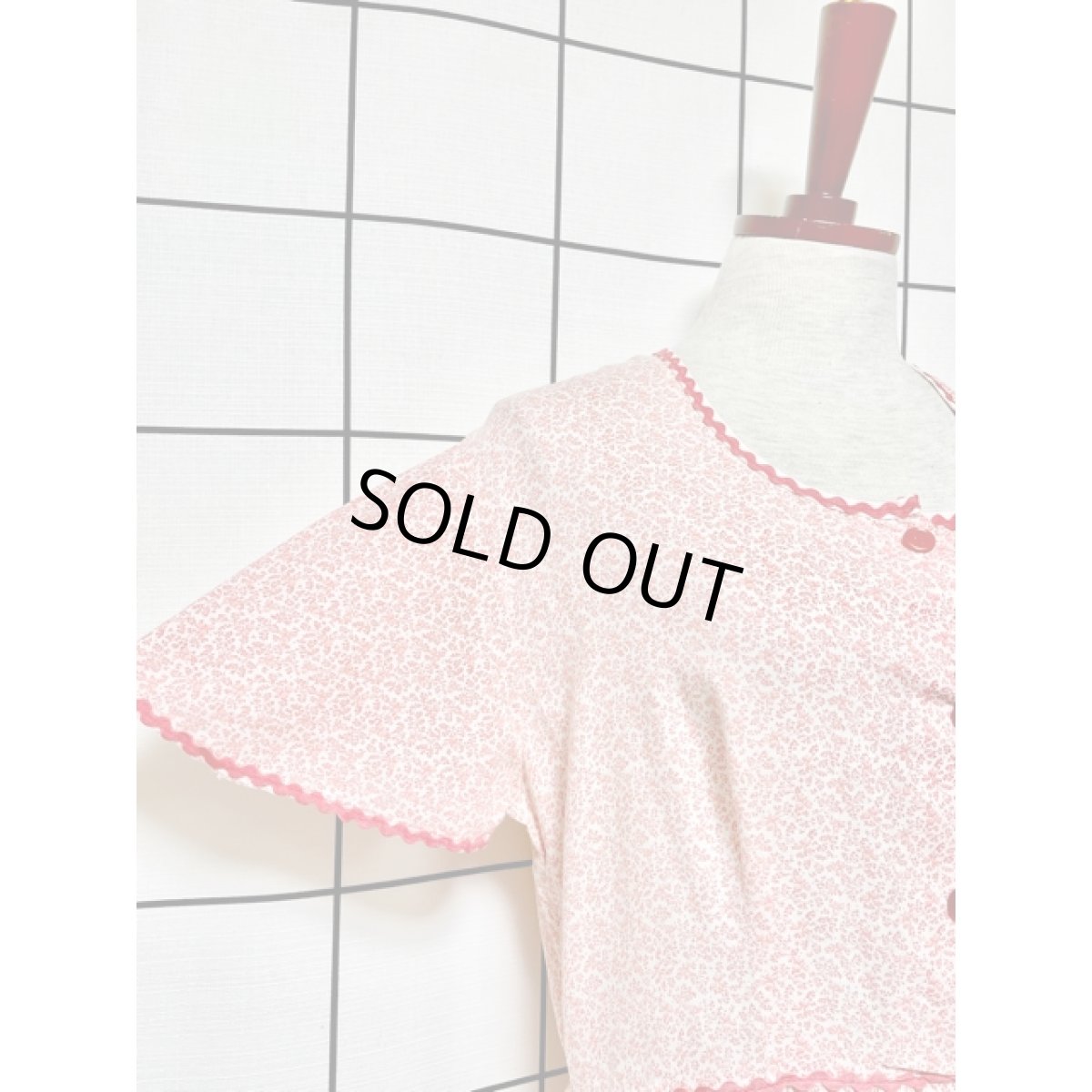 画像4: 小花柄 ナミナミテープ フレア袖 バックウエストリボン レッド ホワイト 半袖 レトロ ヨーロッパ古着 ヴィンテージロングドレス【7919】 (4)