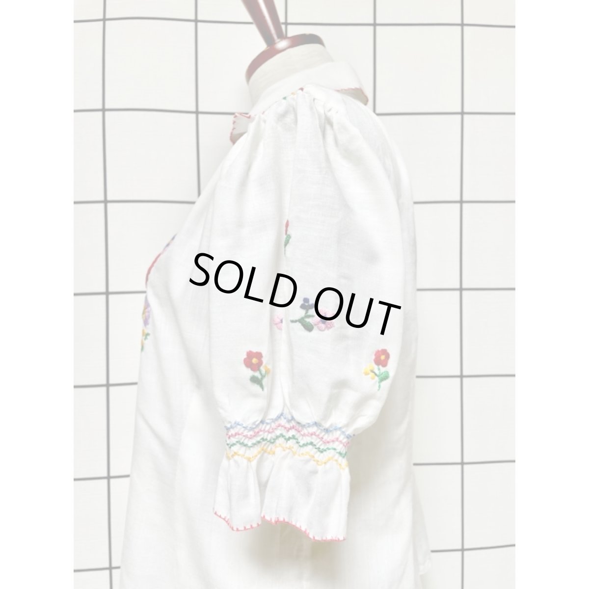 画像6: 花刺繍 ホワイト カラフルステッチ ヨーロッパ古着 半袖 ヴィンテージスモックブラウス (6)