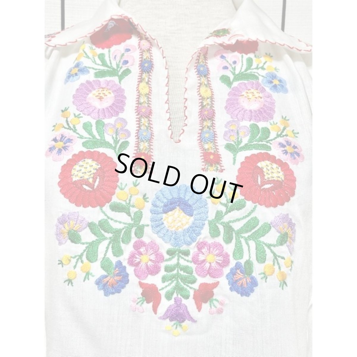 画像10: 花刺繍 ホワイト カラフルステッチ ヨーロッパ古着 半袖 ヴィンテージスモックブラウス (10)