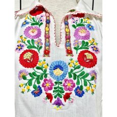 画像10: 花刺繍 ホワイト カラフルステッチ ヨーロッパ古着 半袖 ヴィンテージスモックブラウス (10)