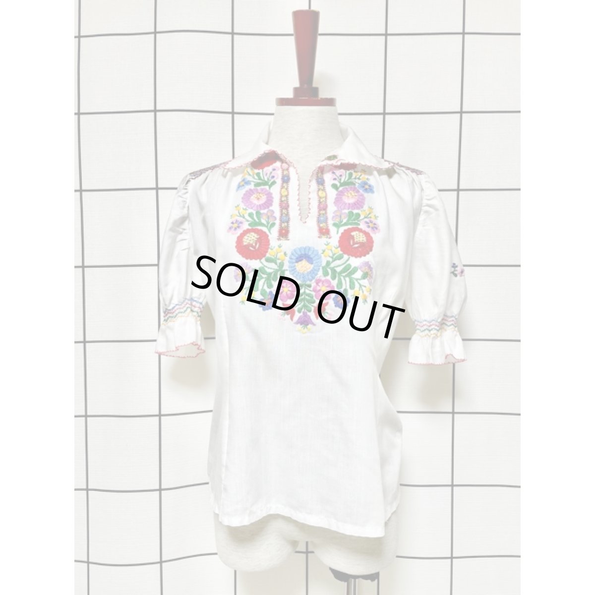 画像2: 花刺繍 ホワイト カラフルステッチ ヨーロッパ古着 半袖 ヴィンテージスモックブラウス (2)