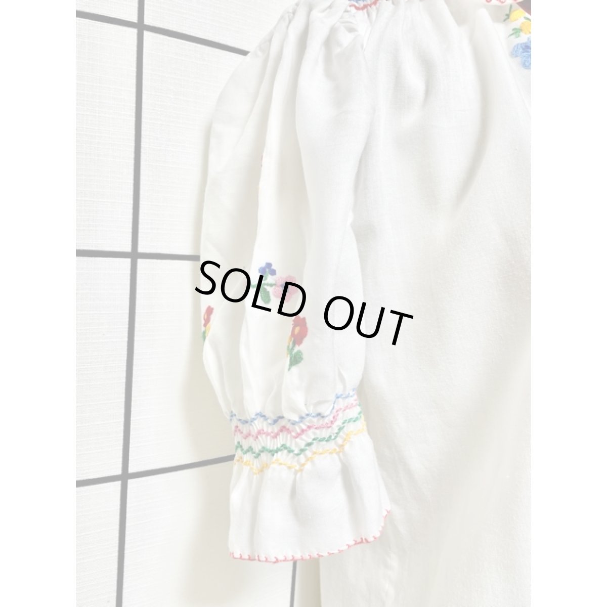 画像4: 花刺繍 ホワイト カラフルステッチ ヨーロッパ古着 半袖 ヴィンテージスモックブラウス (4)