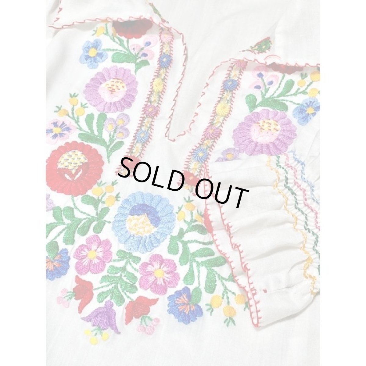 画像12: 花刺繍 ホワイト カラフルステッチ ヨーロッパ古着 半袖 ヴィンテージスモックブラウス (12)