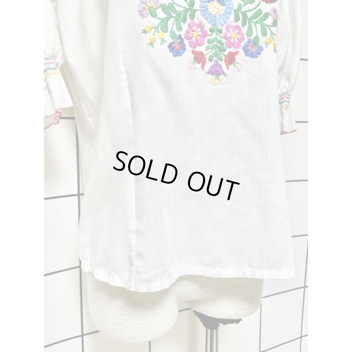 画像11: 花刺繍 ホワイト カラフルステッチ ヨーロッパ古着 半袖 ヴィンテージスモックブラウス (11)