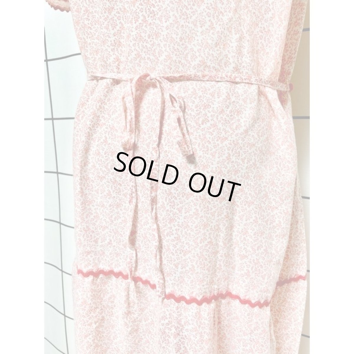 画像6: 小花柄 ナミナミテープ フレア袖 バックウエストリボン レッド ホワイト 半袖 レトロ ヨーロッパ古着 ヴィンテージロングドレス【7919】 (6)