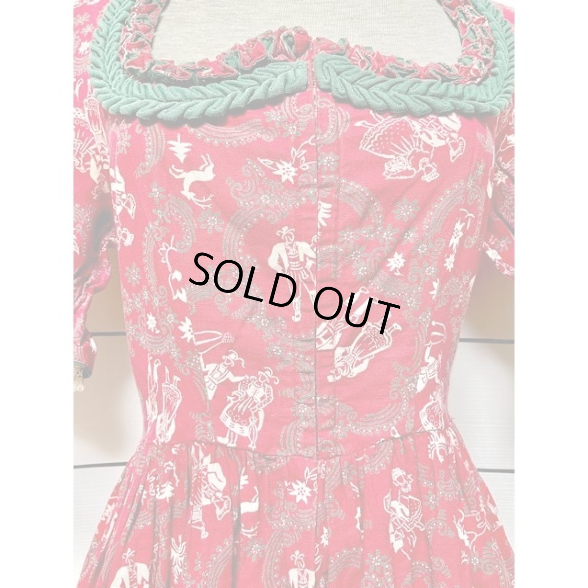 画像4: 民族衣装人物柄 花柄 鳥柄 鹿柄 レッド グリーン ホワイト フロントフック 袖あり ガーリー クラシカル ディアンドル チロルワンピース ドイツ民族衣装 舞台 演奏会 フォークダンス オクトーバーフェスト 【5620】 (4)