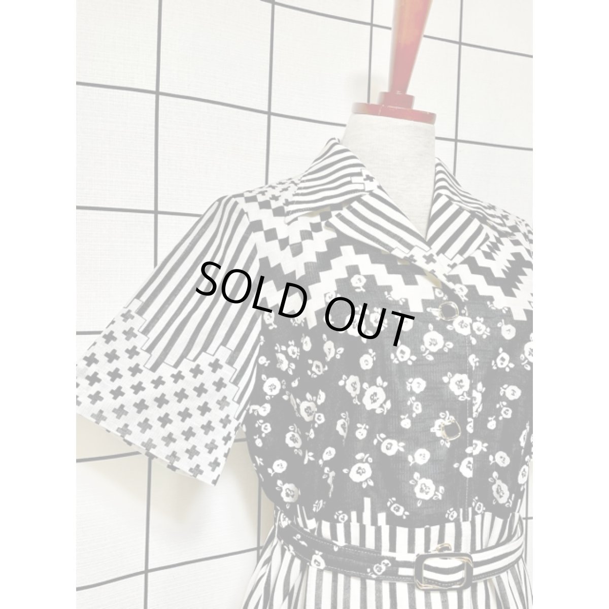 画像8: レトロワンピース 70's バックル付ベルトセット ストライプ 花柄 バイカラー ブラック ホワイト 半袖 古着 (8)