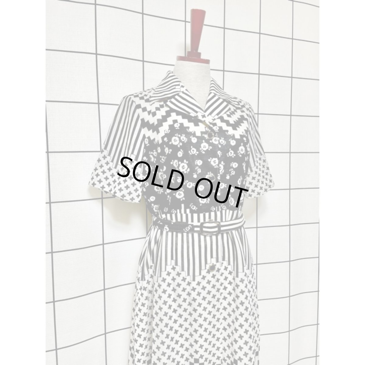 画像5: レトロワンピース 70's バックル付ベルトセット ストライプ 花柄 バイカラー ブラック ホワイト 半袖 古着 (5)