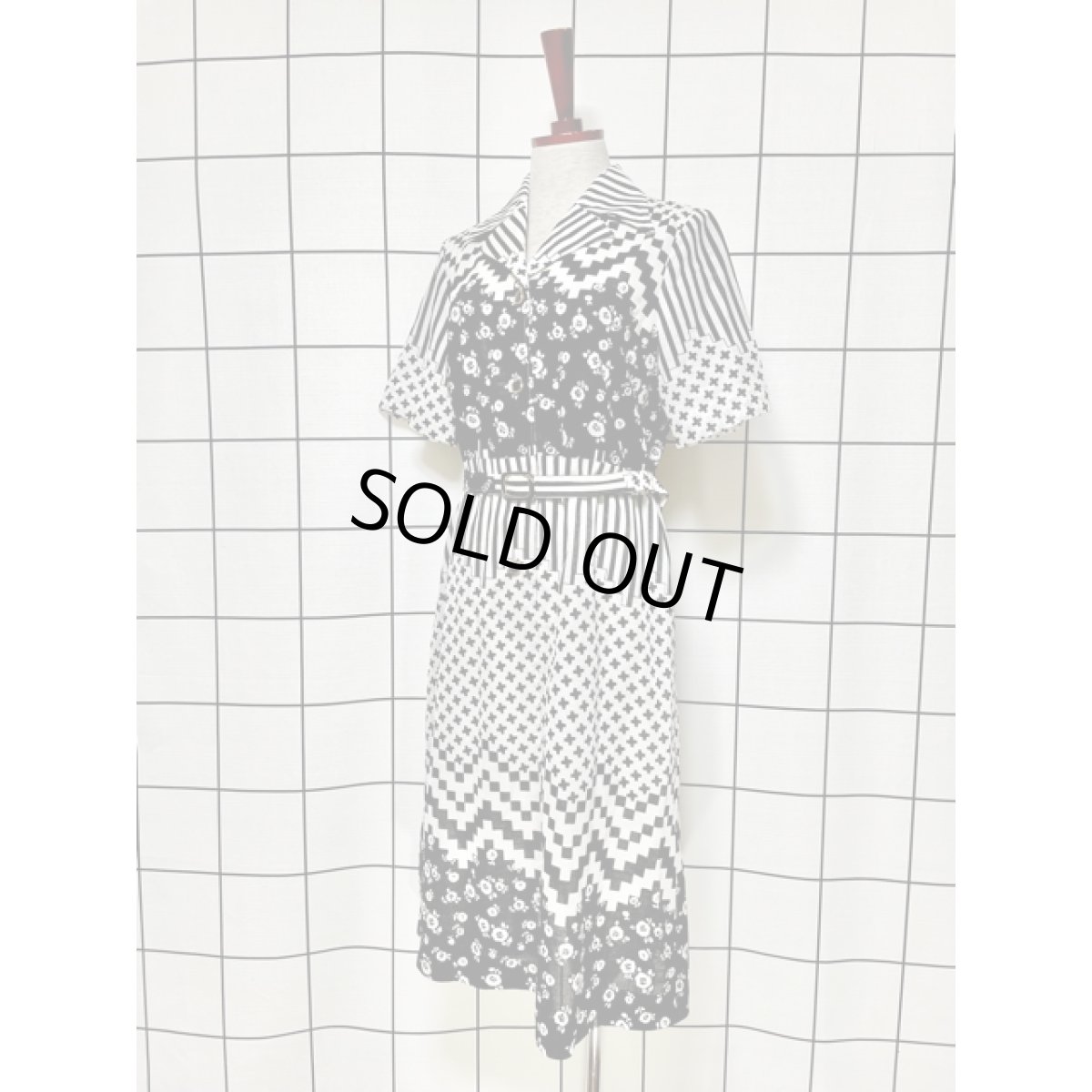 画像2: レトロワンピース 70's バックル付ベルトセット ストライプ 花柄 バイカラー ブラック ホワイト 半袖 古着 (2)