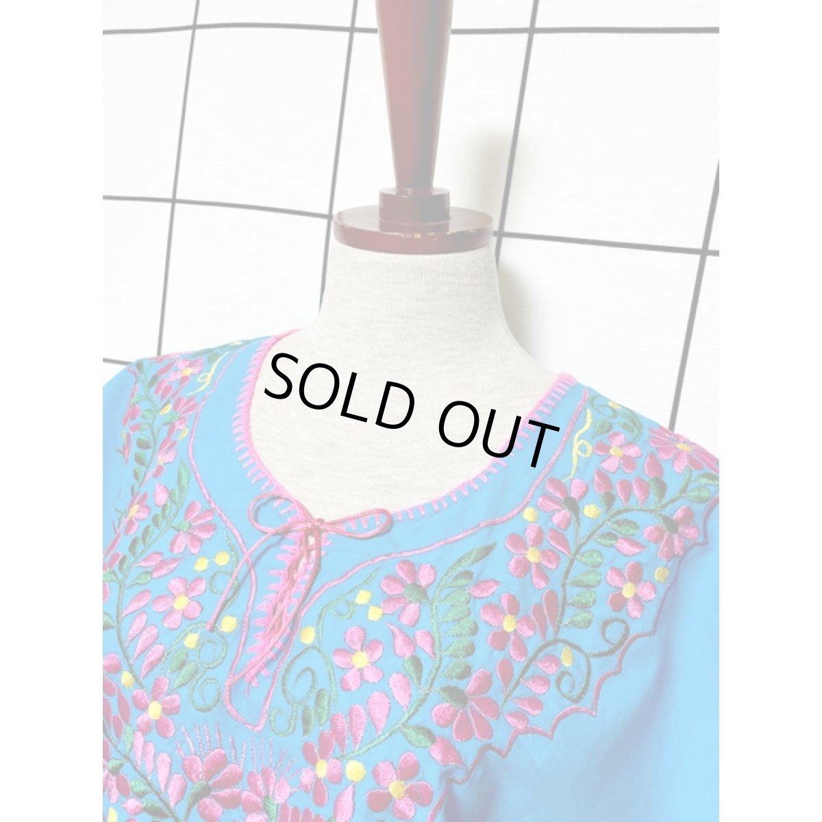 画像7: メキシカン花刺繍 首元リボン 半袖 フォークロア レトロ USA古着 シャツ ヴィンテージ刺繍ブラウス【7975】 (7)