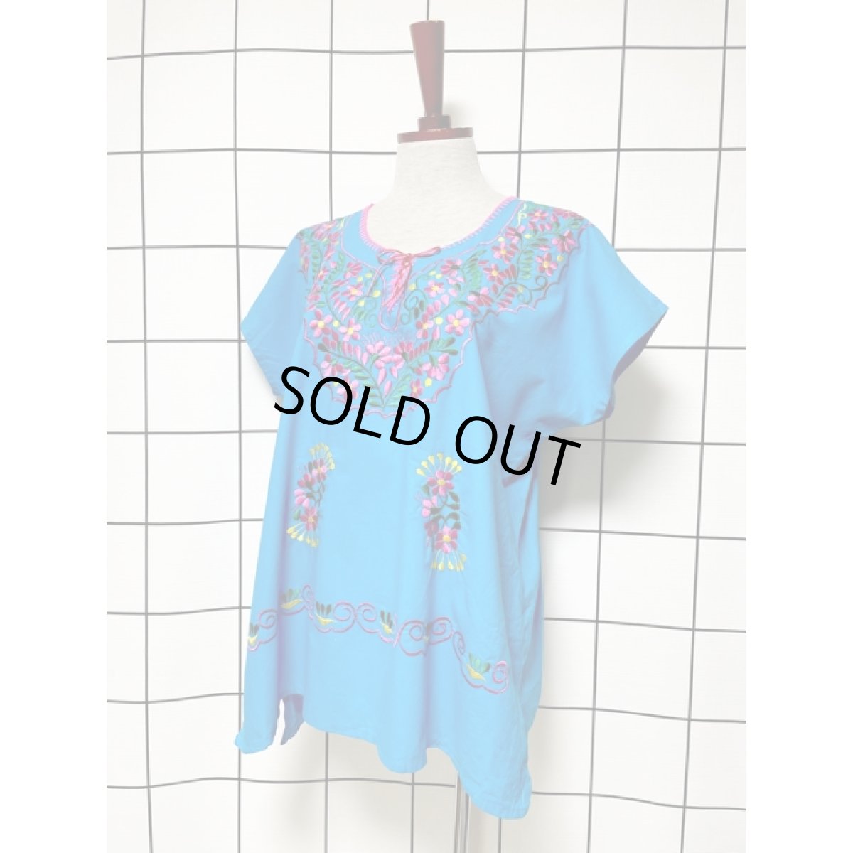 画像2: メキシカン花刺繍 首元リボン 半袖 フォークロア レトロ USA古着 シャツ ヴィンテージ刺繍ブラウス【7975】 (2)