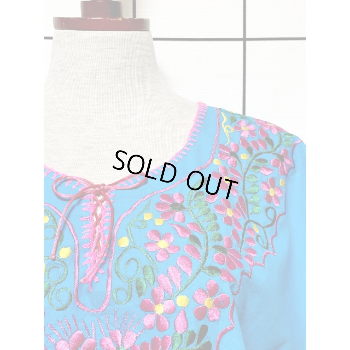 画像8: メキシカン花刺繍 首元リボン 半袖 フォークロア レトロ USA古着 シャツ ヴィンテージ刺繍ブラウス【7975】 (8)