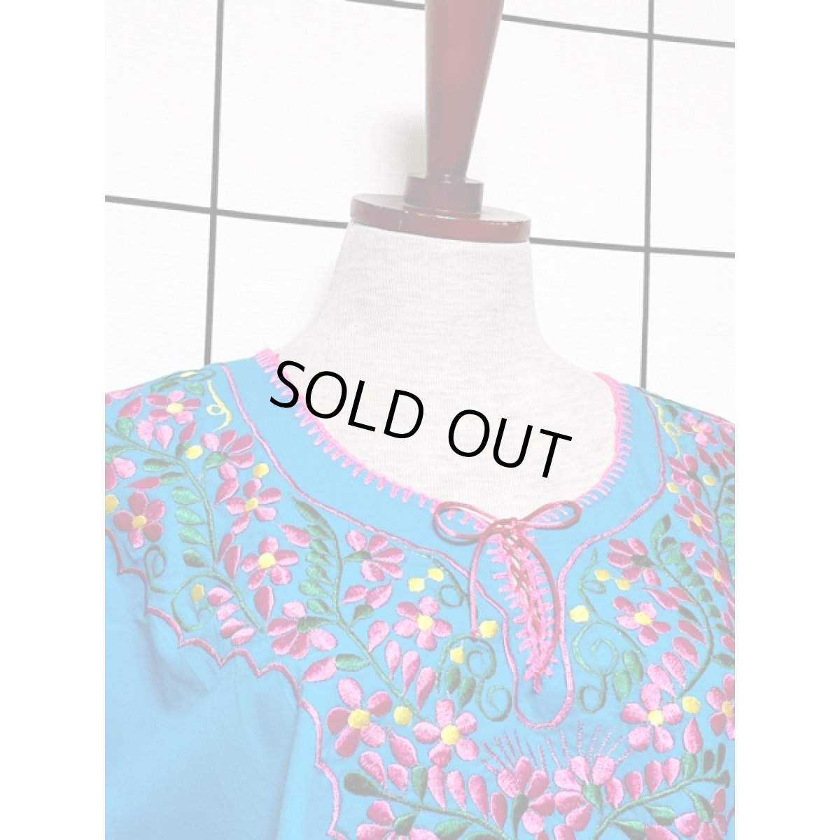 画像3: メキシカン花刺繍 首元リボン 半袖 フォークロア レトロ USA古着 シャツ ヴィンテージ刺繍ブラウス【7975】 (3)