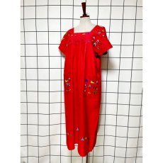画像2: 可愛らしいマルチ刺繍 レッド 赤 ふんわり 半袖 レトロ USA古着 ヴィンテージ刺繍ドレス【7979】 (2)