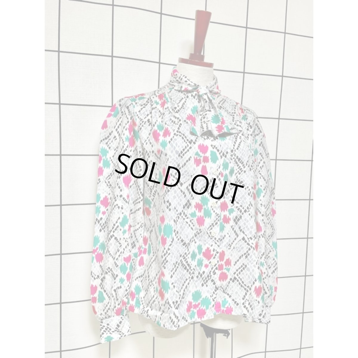 画像6: 首元リボン アート柄 ホワイト ヨーロッパ古着 長袖 シャツ ヴィンテージブラウス (6)