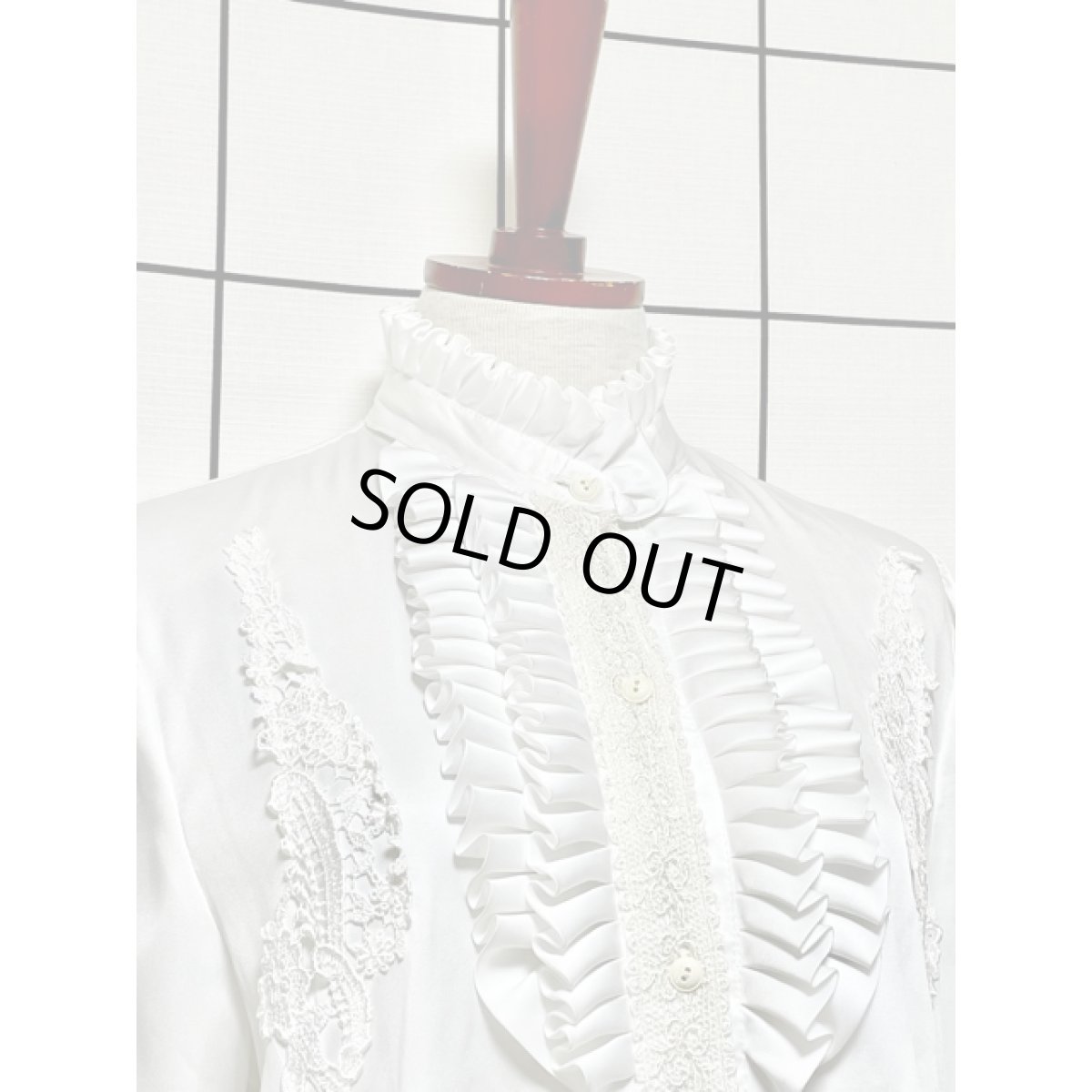 画像3: 贅沢なフロントフリル レース装飾 スタンドカラー ホワイト 昭和レトロ 国産古着 長袖 シャツ ブラウス (3)