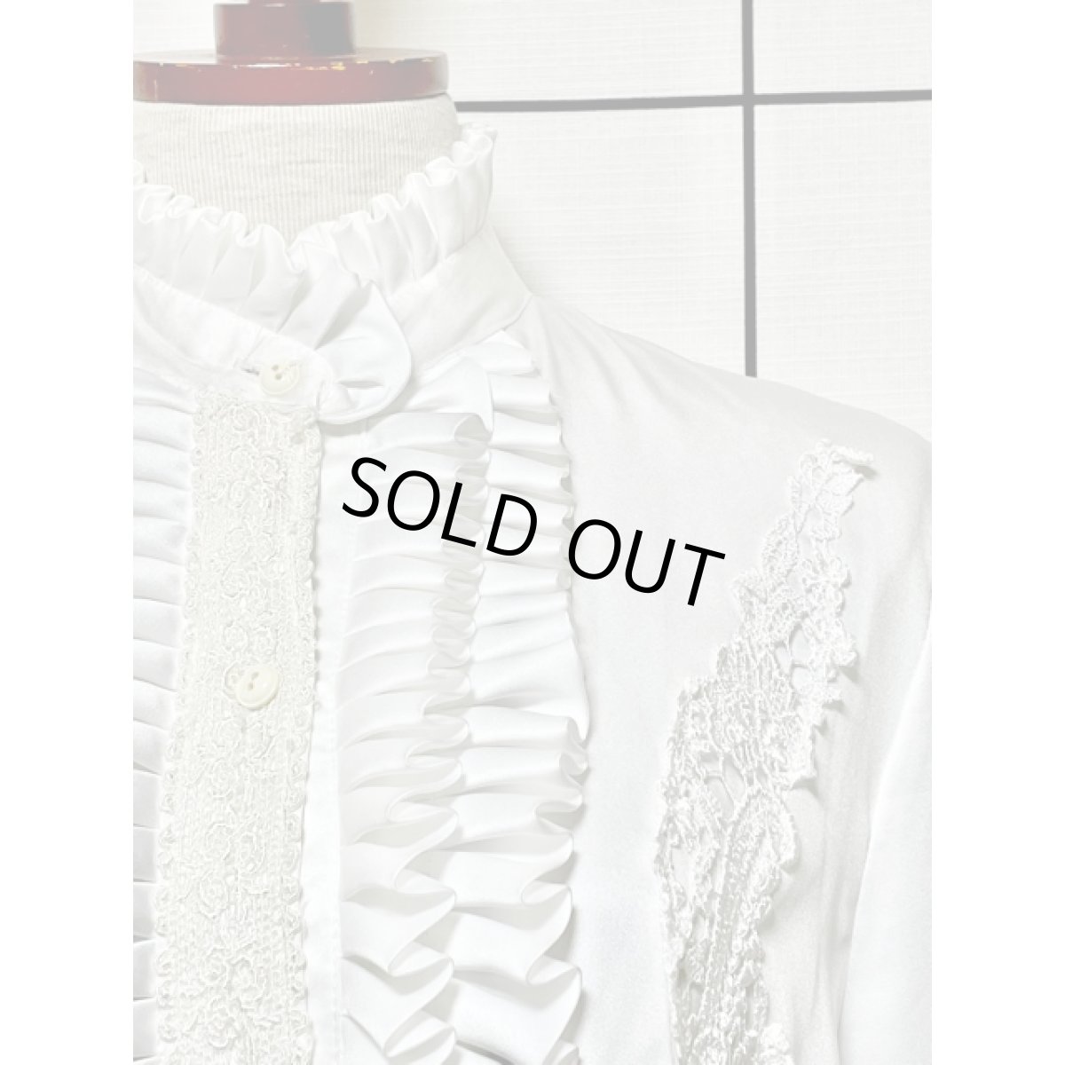 画像8: 贅沢なフロントフリル レース装飾 スタンドカラー ホワイト 昭和レトロ 国産古着 長袖 シャツ ブラウス (8)