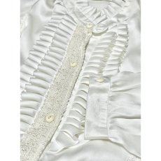 画像10: 贅沢なフロントフリル レース装飾 スタンドカラー ホワイト 昭和レトロ 国産古着 長袖 シャツ ブラウス (10)