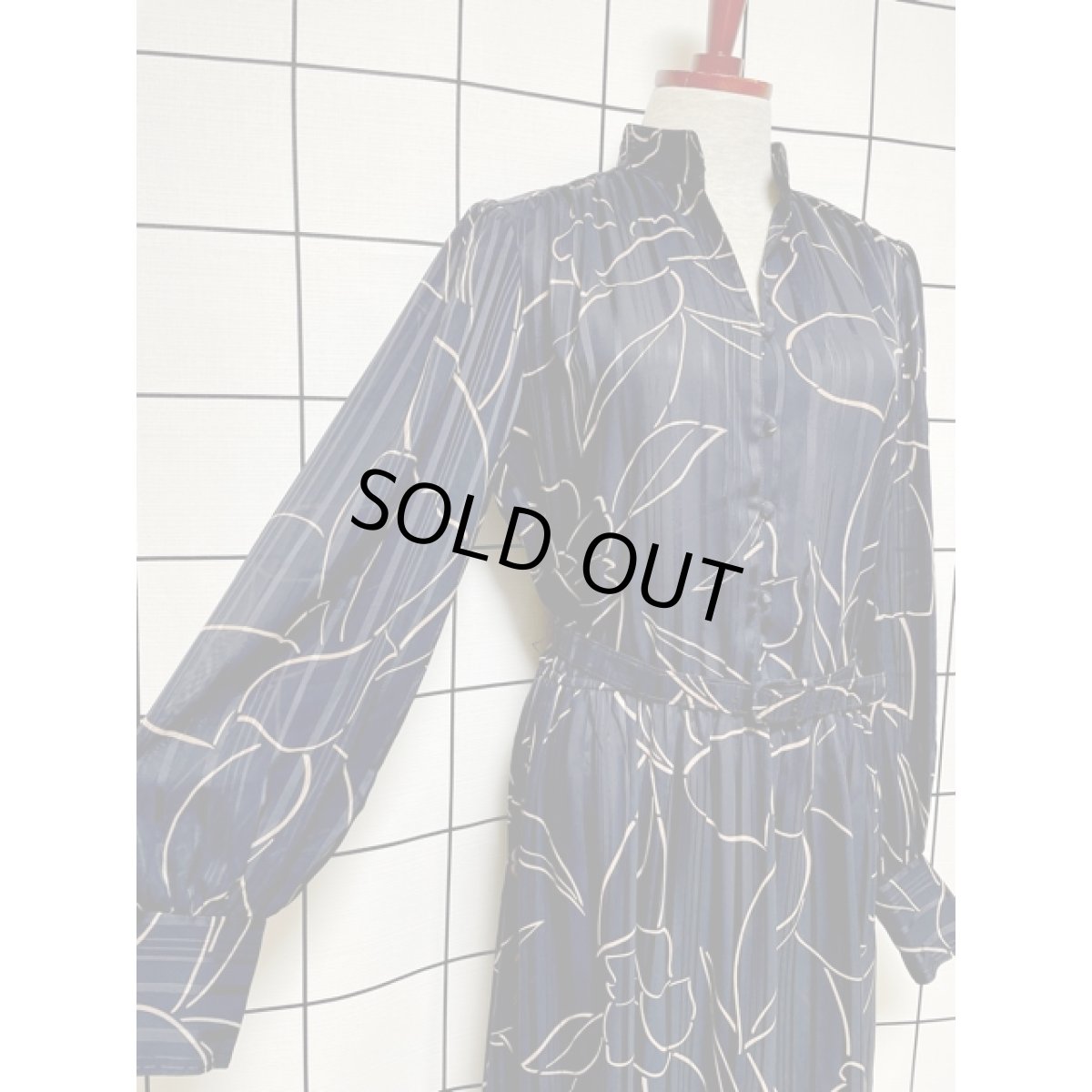 画像4: ベルトセット ストライプ アート柄 スタンドカラー ブラック ベージュ 長袖 レトロ USA古着 ヴィンテージワンピース【V8045】 (4)