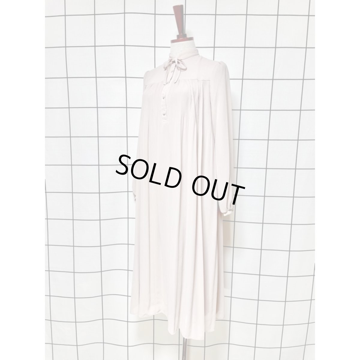 画像2: 首元リボン プリーツ 上品 クラシカル 70年代 昭和レトロ 国産古着 レトロヴィンテージドレス【8086】 (2)