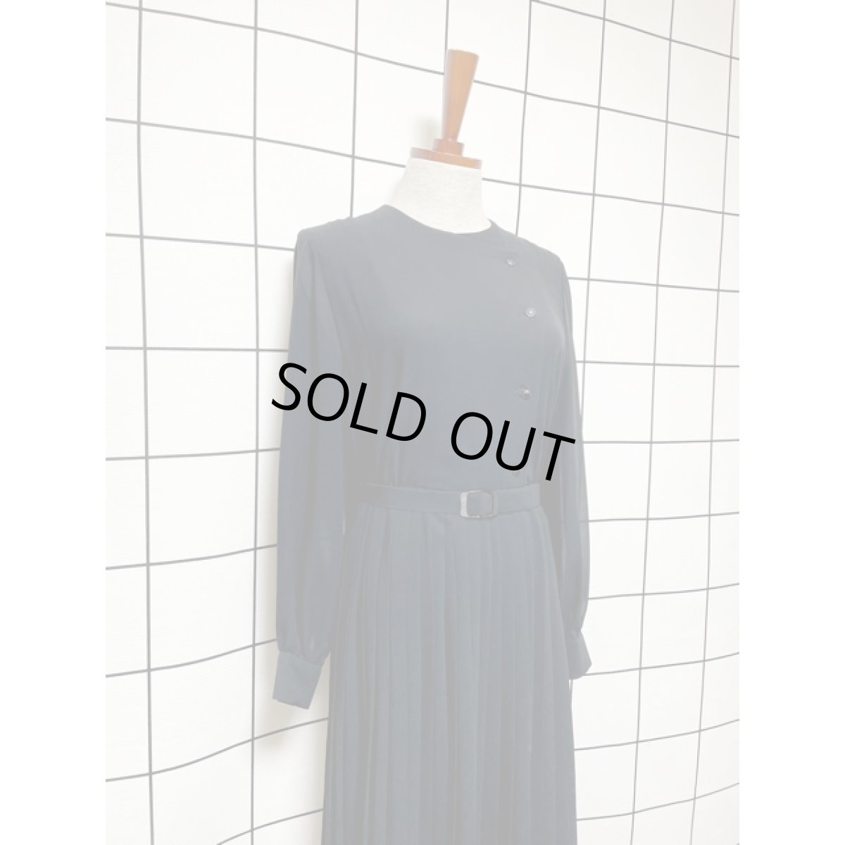 画像6: オンワード樫山 ベルト付き ブラック プリーツ フォーマル レトロ 国産古着 レトロヴィンテージドレス【V8111】 (6)