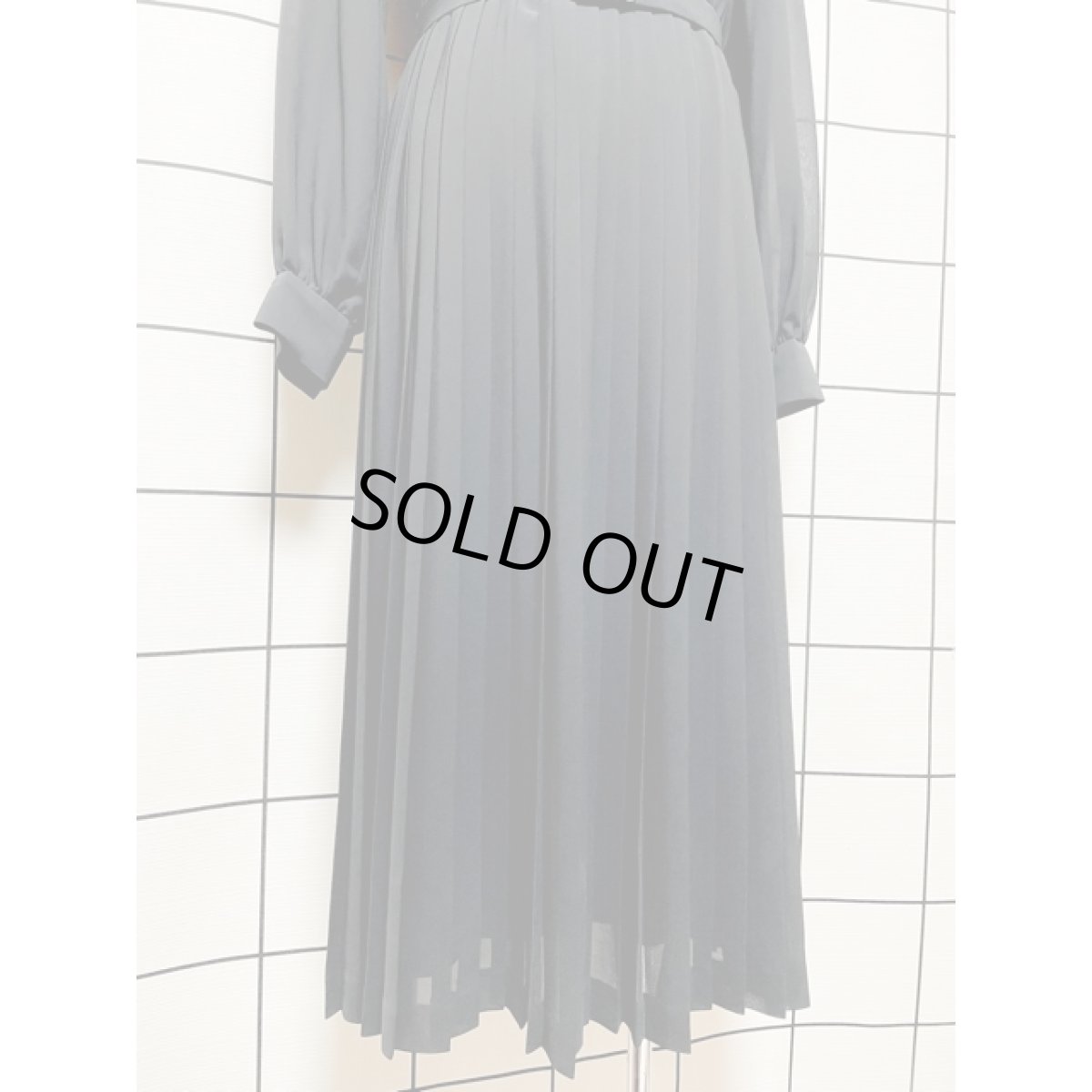 画像9: オンワード樫山 ベルト付き ブラック プリーツ フォーマル レトロ 国産古着 レトロヴィンテージドレス【V8111】 (9)