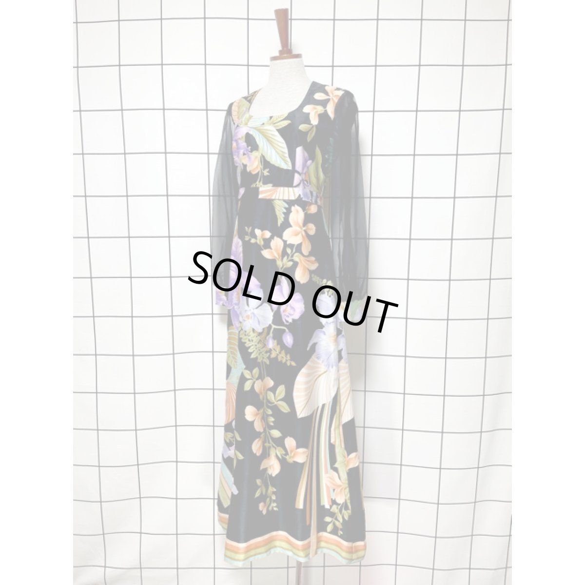 画像2: 結婚式や二次会などのパーティースタイルにもおすすめ 70s 花柄 ブラック 長袖 レトロ ヨーロッパ古着 ヴィンテージドレス【8134】 (2)