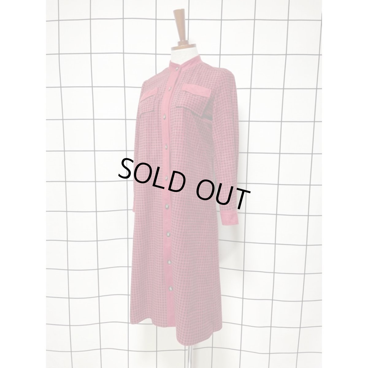 画像2: 前開き ハイネック シルエットが綺麗 レッド ブラック レトロ レディース 長袖 昭和レトロ 国産古着 レトロワンピース 【V8138】 (2)