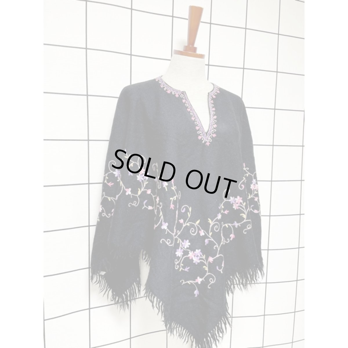 画像6: 刺繍 フリンジ ブラック レトロ ヨーロッパ古着 ヴィンテージポンチョ (6)