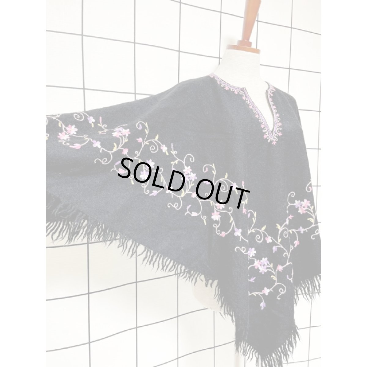 画像4: 刺繍 フリンジ ブラック レトロ ヨーロッパ古着 ヴィンテージポンチョ (4)