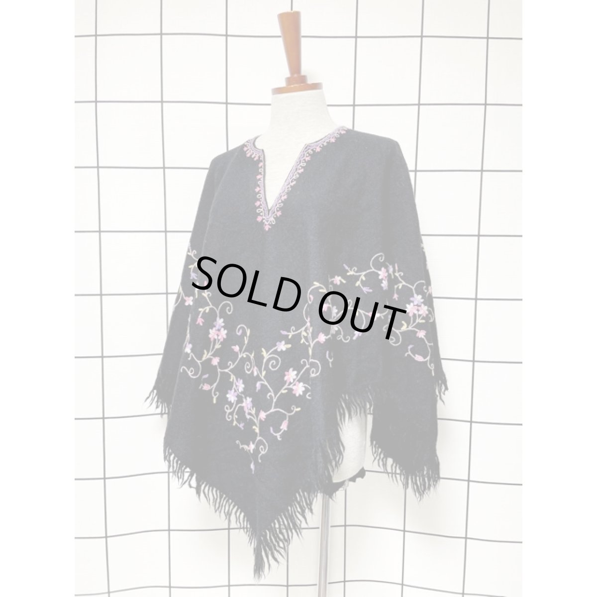 画像2: 刺繍 フリンジ ブラック レトロ ヨーロッパ古着 ヴィンテージポンチョ (2)