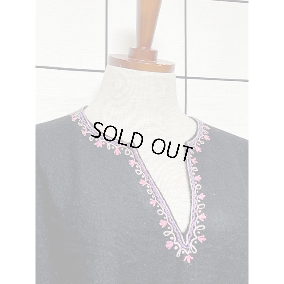 画像3: 刺繍 フリンジ ブラック レトロ ヨーロッパ古着 ヴィンテージポンチョ (3)