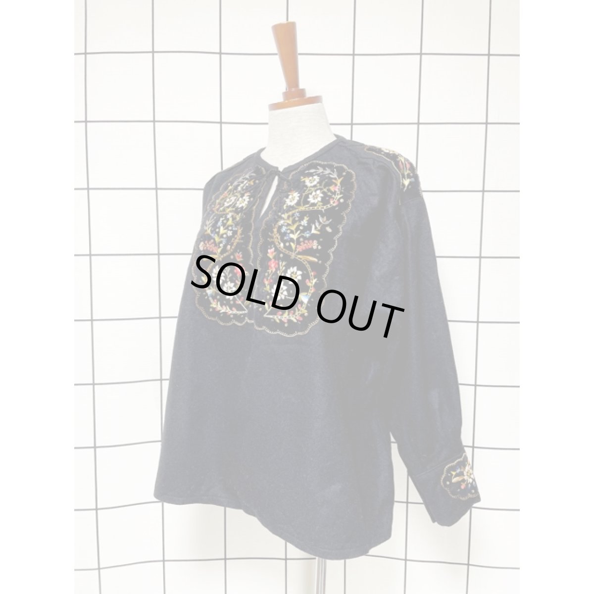 画像2: 刺繍パッチ ブラック 首元リボン フォークロア レトロ ヨーロッパ古着 ヴィンテージ刺繍ブラウス【V8213】 (2)