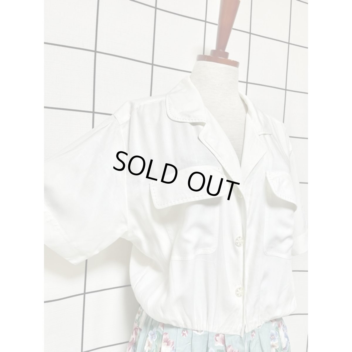 画像4: ホワイト ストライプ 花柄 切り替えし 前開き 半袖 レトロ USA古着 ヴィンテージワンピース【8320】 (4)