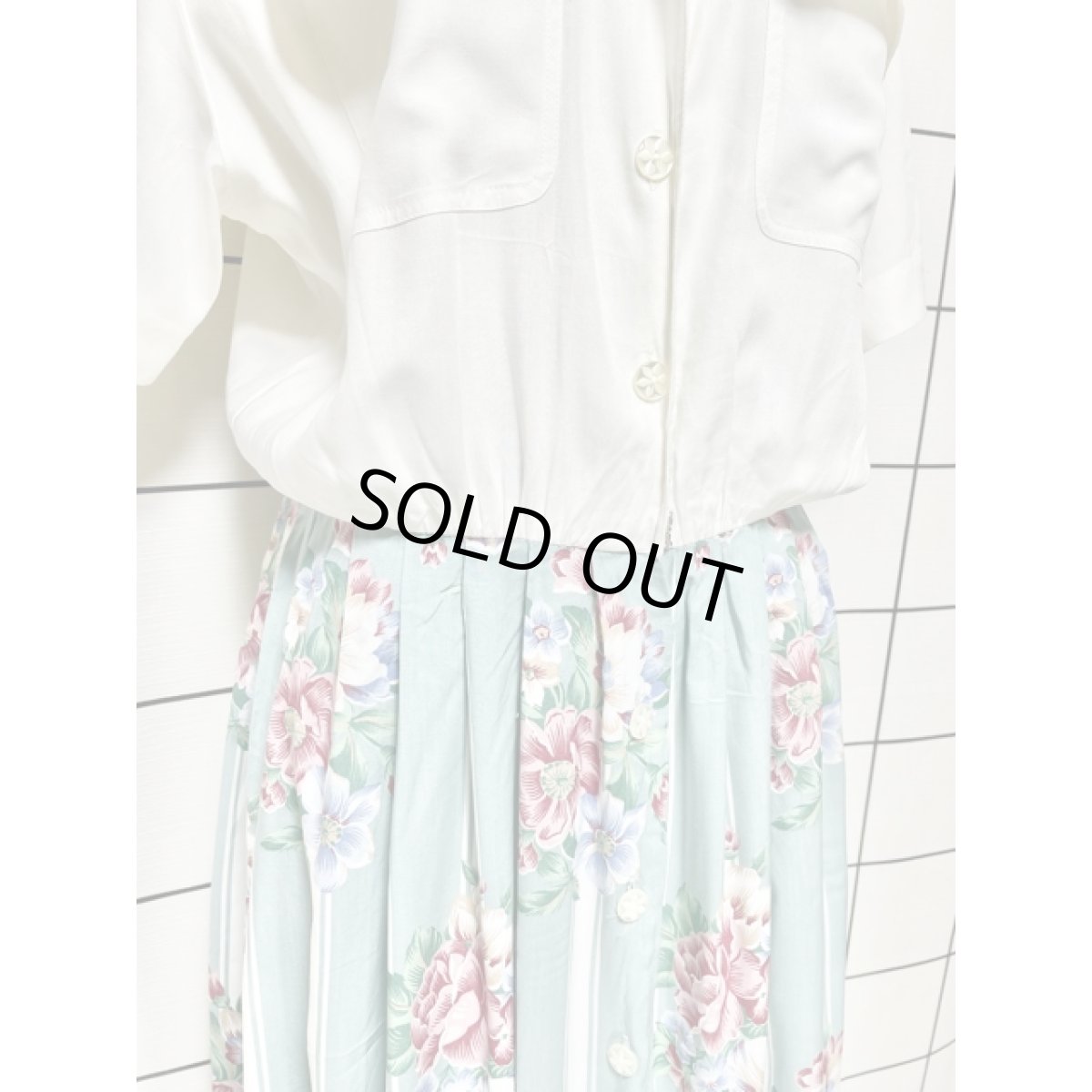 画像8: ホワイト ストライプ 花柄 切り替えし 前開き 半袖 レトロ USA古着 ヴィンテージワンピース【8320】 (8)