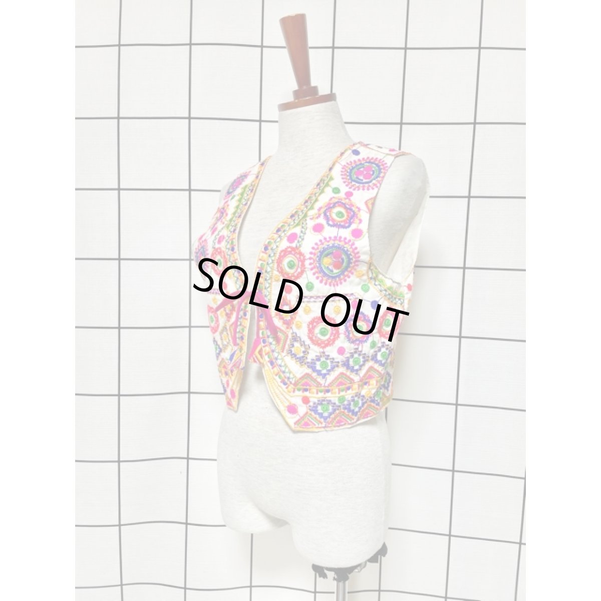 画像2: 刺繍 ホワイト リボン フォークロア レトロ 古着 ヴィンテージベスト【8314】 (2)