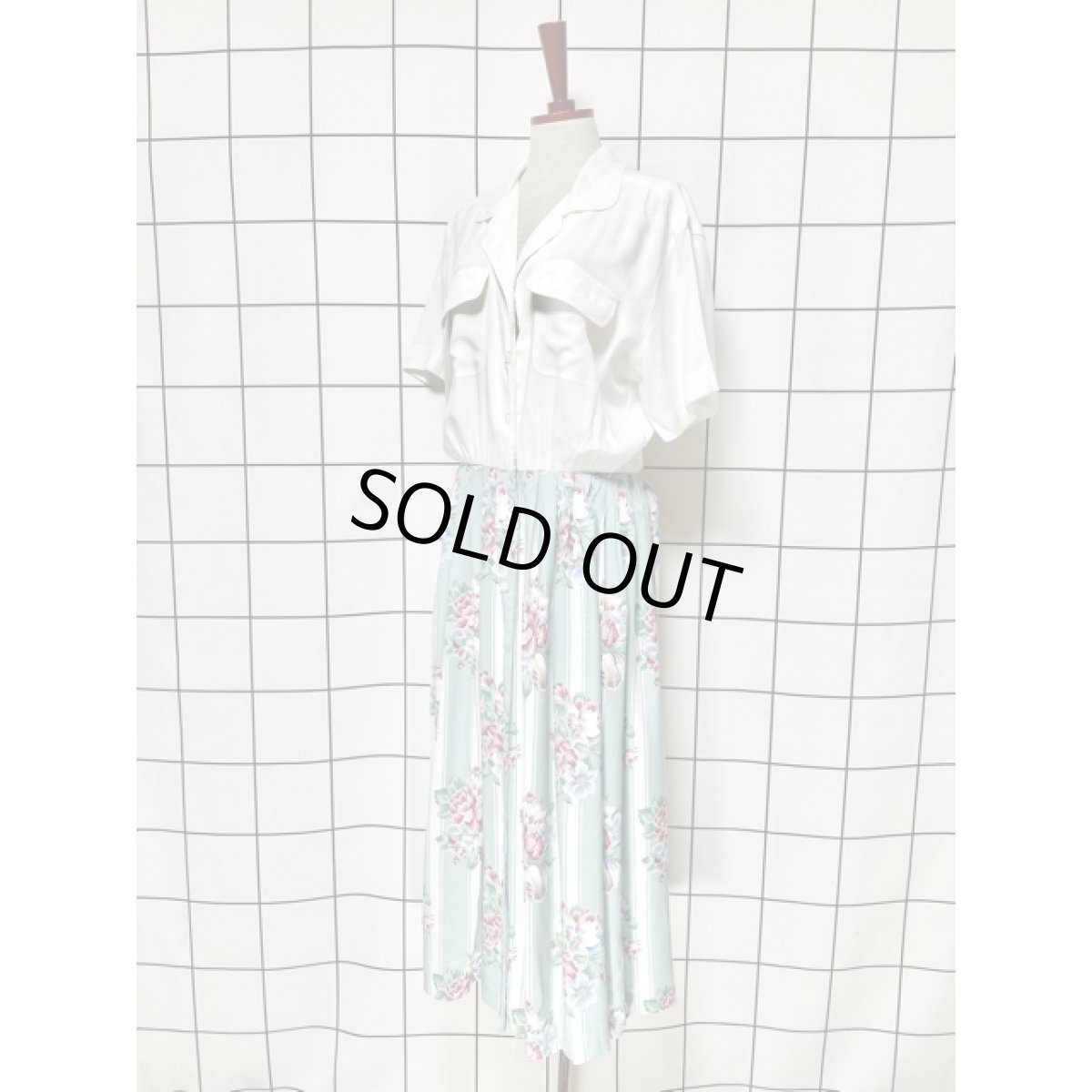 画像2: ホワイト ストライプ 花柄 切り替えし 前開き 半袖 レトロ USA古着 ヴィンテージワンピース【8320】 (2)