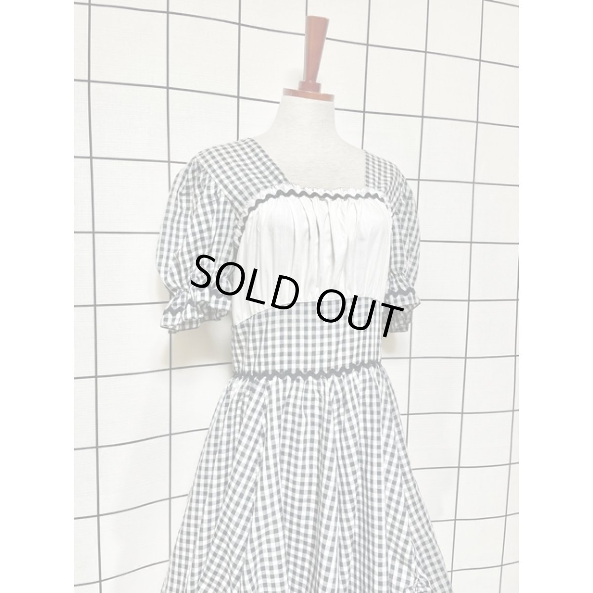 画像6: ギンガムチェック ティアード モノトーン ナミナミテープ 切り替えし パフスリーブ レトロ USA古着 ヴィンテージワンピース【8323】 (6)